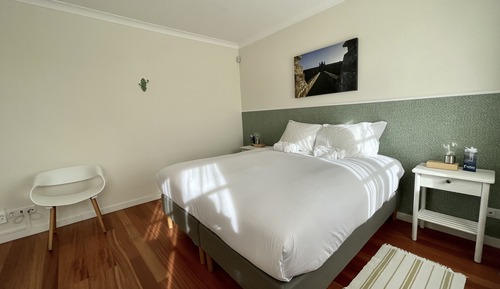 Chambre Standard Double ou avec lits jumeaux, salle de bains commune, vue ville