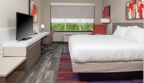 Chambre, 1 très grand lit, accessible aux personnes à mobilité réduite (Hearing)