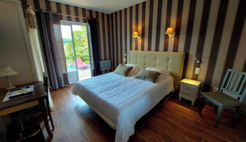 Chambre Double Confort, terrasse, vue colline (15)