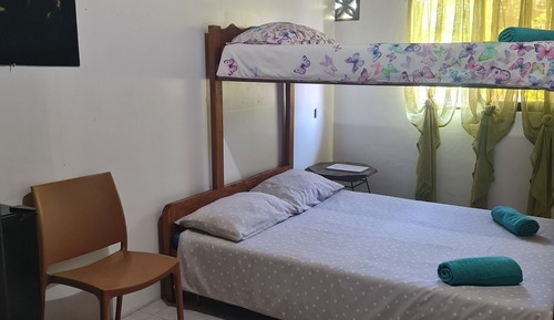 Chambre, salle de bains commune (Group Room with 1 Bunk)