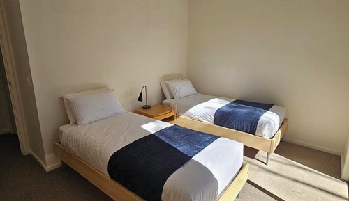 Cabane, 2 chambres (with 1 Queen and 2 Single Beds)
