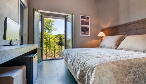 Chambre Deluxe, 1 très grand lit, côté montagne