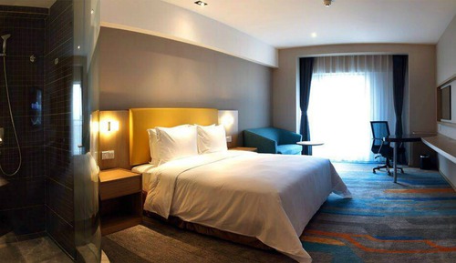 Chambre Standard, 1 très grand lit, baignoire accessible aux personnes à mobilité réduite