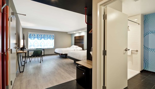 Chambre, 2 grands lits, accessible aux personnes à mobilité réduite (Roll-In Shower)