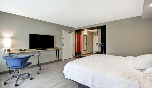 Chambre, 1 très grand lit, accessible aux personnes à mobilité réduite (Hearing)