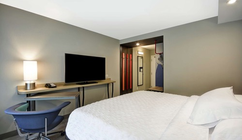 Chambre, 1 très grand lit, accessible aux personnes à mobilité réduite, baignoire