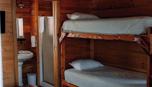 Cabane Classique, plusieurs lits, côté montagne