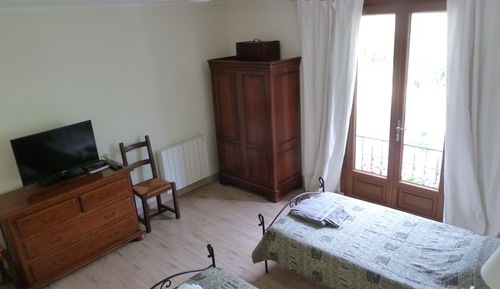 Chambre avec lits jumeaux, salle de bains attenante, vue montagne