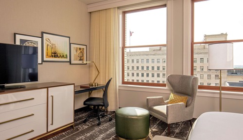 Chambre, 1 très grand lit, accessible aux personnes à mobilité réduite (Roll-In Shower)