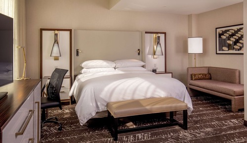 Suite, 1 très grand lit, accessible aux personnes à mobilité réduite (Roll-In Shower)