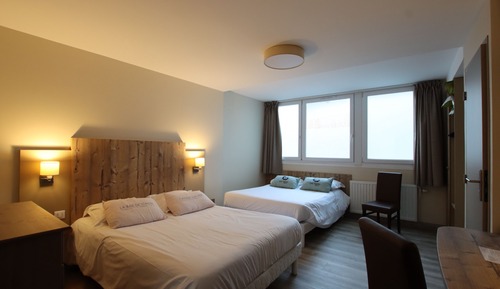 Chambre Quadruple, salle de bains attenante, vue cour intérieure