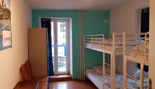 Dortoir Partagé Économique, dortoir mixte, salle de bains attenante (1 bed in 4 bed dorm)