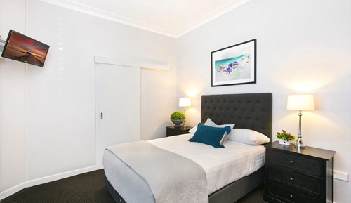 Chambre Double Standard, 1 lit double, salle de bains attenante, vue ville (T6)