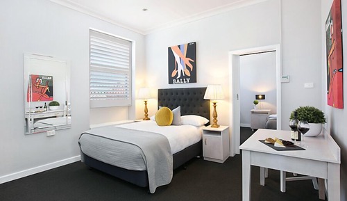 Chambre Standard Double ou avec lits jumeaux, salle de bains attenante, vue ville (T15)