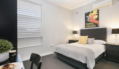 Chambre Double Standard, 1 lit double, salle de bains attenante, vue ville (T3)