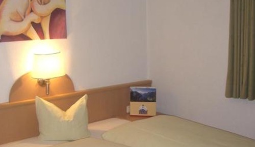 Chambre Double Économique (French Bed)