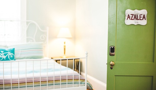 Chambre, 1 très grand lit, salle de bains privée, vue montagne (Azalea)