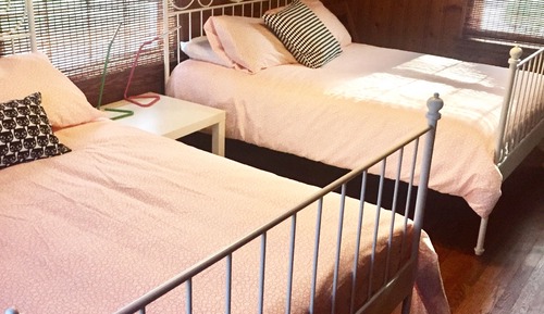 Chambre Double, 2 lits doubles, salle de bains commune (Poppy)