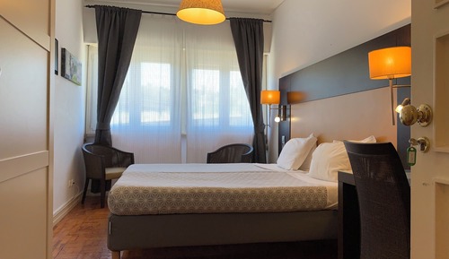 Chambre avec lits jumeaux, salle de bains privée, rez-de-chaussée