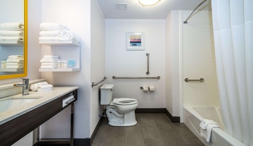 Chambre, 1 très grand lit, accessible aux personnes à mobilité réduite, baignoire