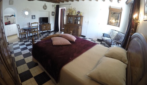 Studio Familial, salle de bains privée, vue cour intérieure (Le Studio)