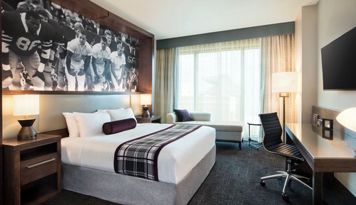 Accessible Kyle Field One Bedroom Corner King Suite