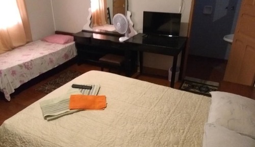 Chambre avec lits jumeaux, salle de bains privée