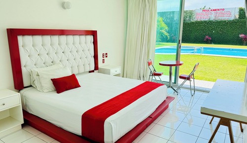 Chambre Deluxe, 1 très grand lit, climatisation, vue piscine