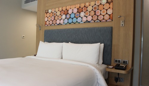 aloft, Chambre, 1 très grand lit, vue piscine