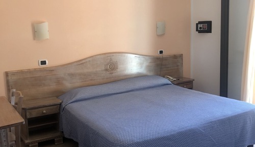 Chambre Double, 1 grand lit, vue partielle sur la mer