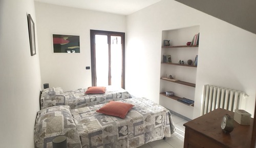 Chambre, salle de bains commune