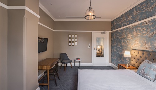 Chambre, 1 très grand lit, salle de bains commune