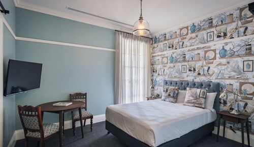 Chambre, 1 grand lit, salle de bains attenante