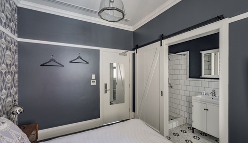 Chambre, 1 grand lit, salle de bains attenante, vue parc