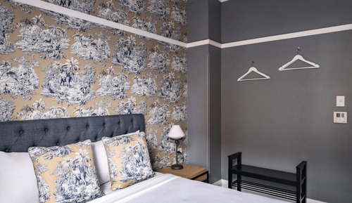 Chambre, 1 grand lit, salle de bains commune