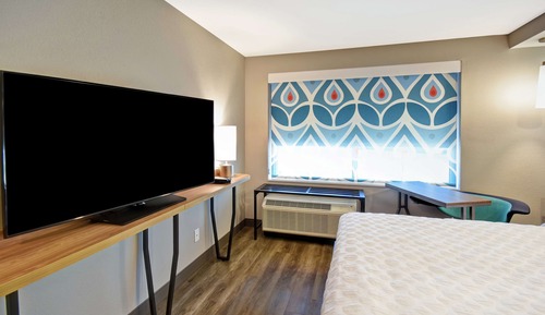 Chambre, 1 très grand lit, accessible aux personnes à mobilité réduite (Hearing)