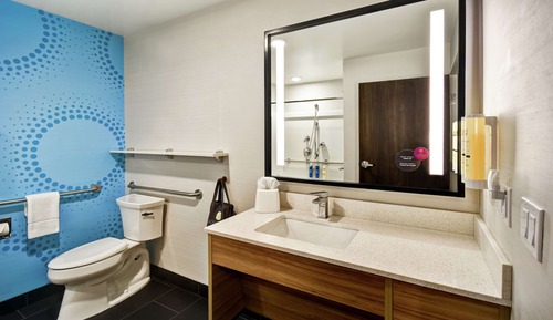 Chambre, 1 très grand lit, accessible aux personnes à mobilité réduite (Roll-In Shower)