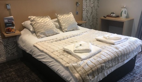 Chambre Double, salle de bains commune
