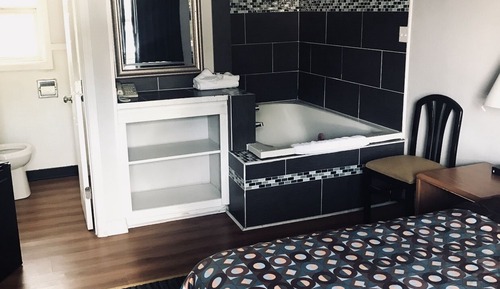 Suite Tradition, 1 grand lit, baignoire à jets