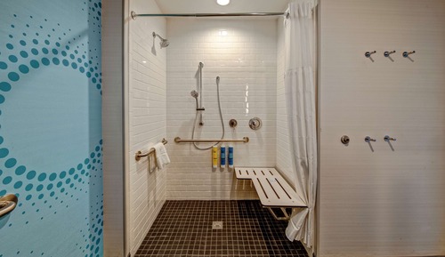 Chambre, 1 très grand lit, accessible aux personnes à mobilité réduite (Roll-In Shower)