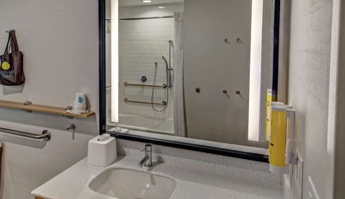 Chambre, 1 très grand lit, accessible aux personnes à mobilité réduite, baignoire