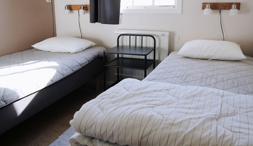 Chambre, salle de bains commune (2 Single Beds)