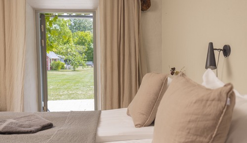 Chambre Double Classique, 1 grand lit, salle de bains privée, en bord de piscine