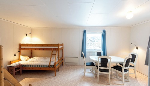 Dortoir Partagé, hommes uniquement, salle de bains commune
