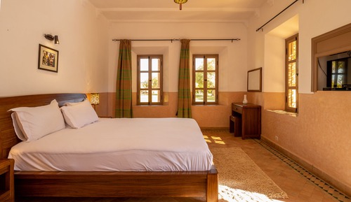 Chambre Double Confort, 1 très grand lit, terrasse, vue jardin