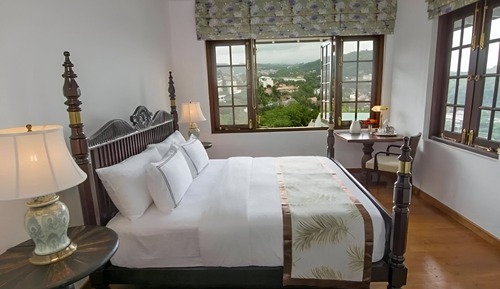 Suite Junior, 1 très grand lit, vue piscine, côté montagne
