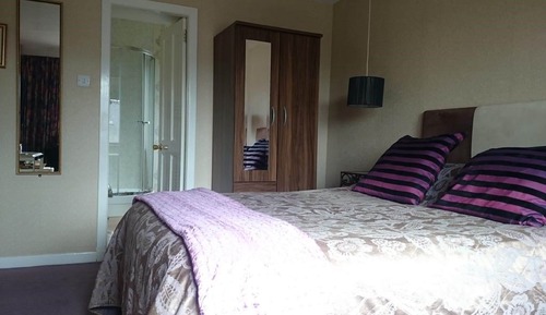Chambre Double, salle de bains attenante