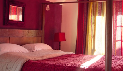 Chambre Lune de Miel, 1 très grand lit, salle de bains privée, vue cour intérieure