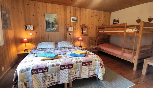 Chambre Familiale Double ou avec lits jumeaux, salle de bains privée (Marolland PMR)