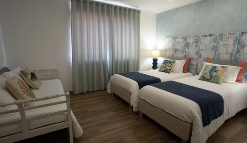 Chambre Familiale Double ou avec lits jumeaux, salle de bains privée